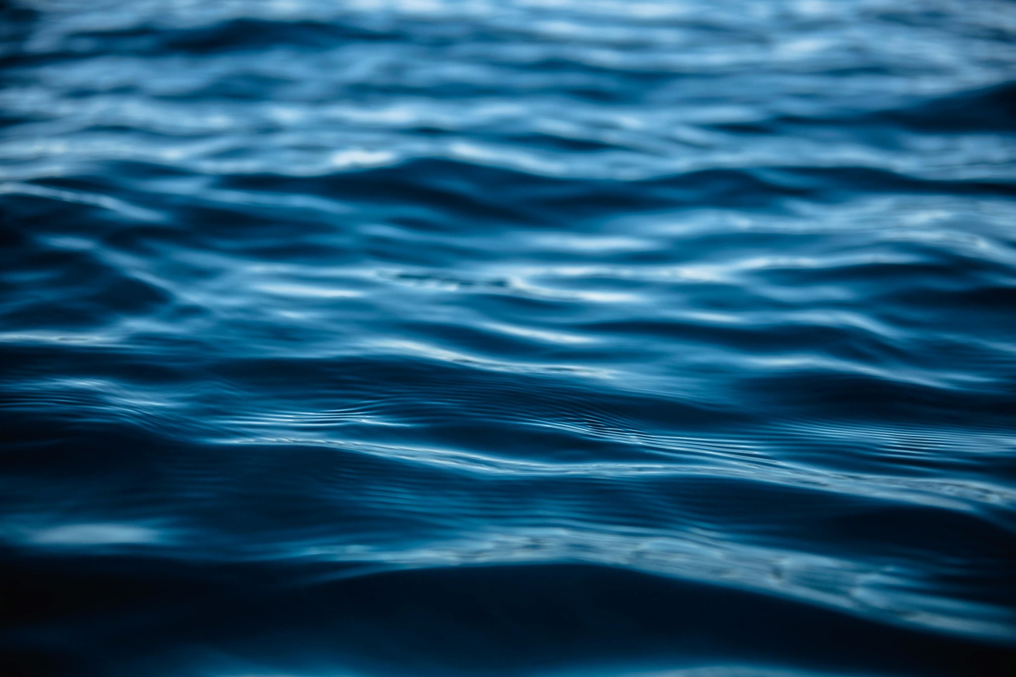 Синяя водная поверхность